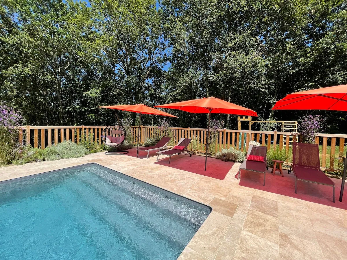 Séjour du gîte Les Charmes pour 6 personnes avec vue sur la piscine