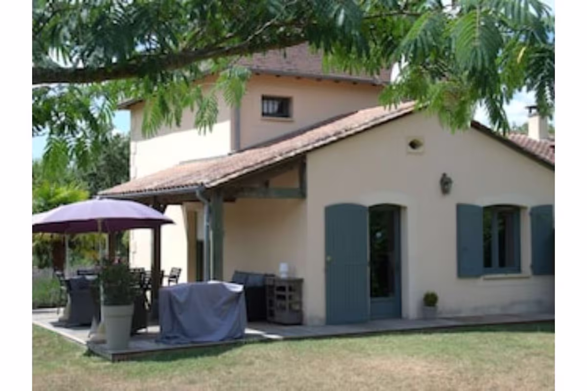 les-maisons-de-valadier-gite-le-pigeonnier-exterieur-01 Gîte Les Marronniers des Maisons de Salon pour 5 personnes