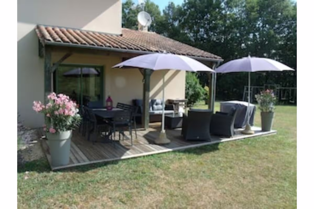 Terrasse du gîte Le Pigeonnier - Les Maisons de Valadier Terrasse du gîte Le Pigeonnier - Les Maisons de Valadier