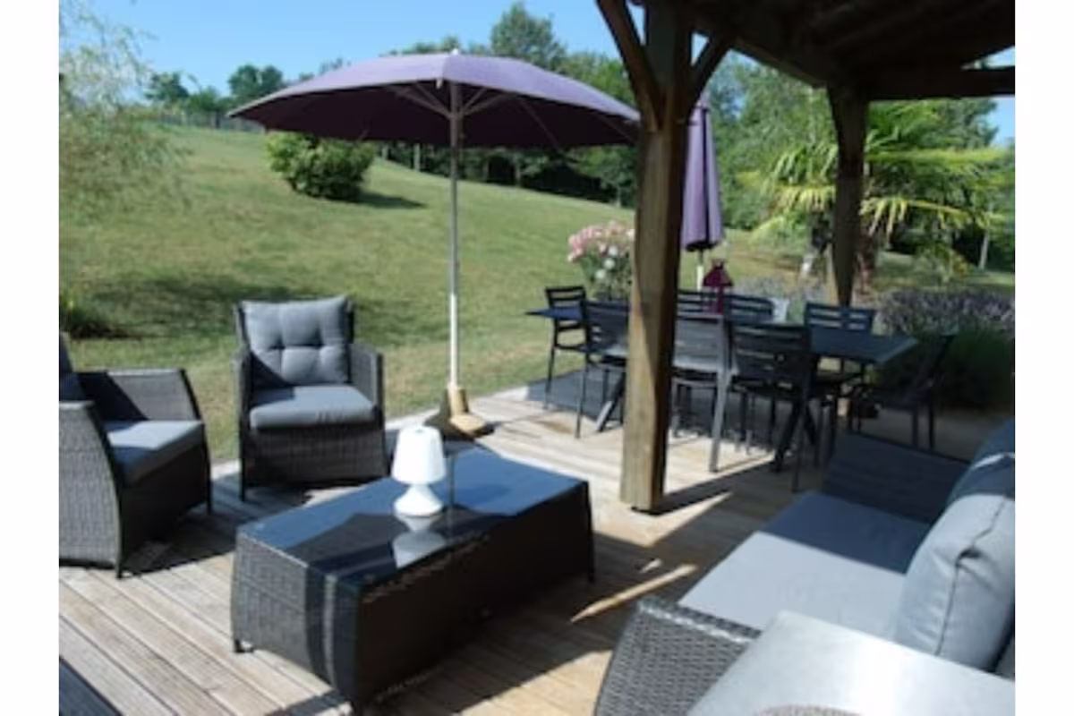Terrasse du gîte Le Pigeonnier - Les Maisons de Valadier Terrasse du gîte Le Pigeonnier - Les Maisons de Valadier